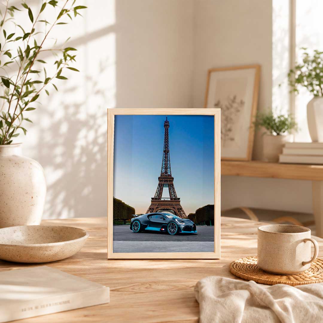 Ilustración de un auto elegante frente a la Torre Eiffel, en colores vibrantes y estilo fotográfico. Ideal para decorar cualquier espacio.