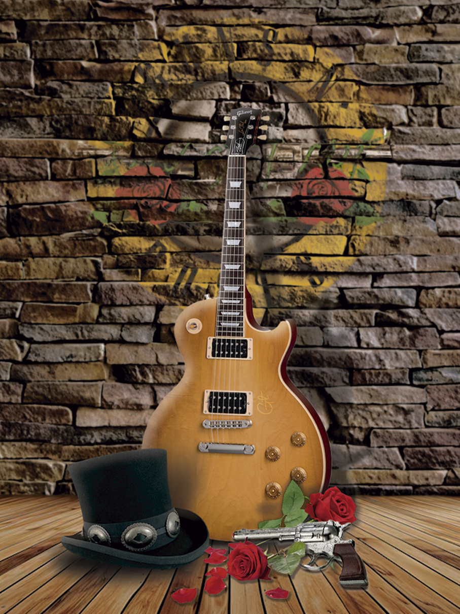 Guitarra de estilo clásico con rosas rojas y un arma, en tonos cálidos sobre fondo de ladrillos. Ideal para decorar con un toque de rock tu espacio.