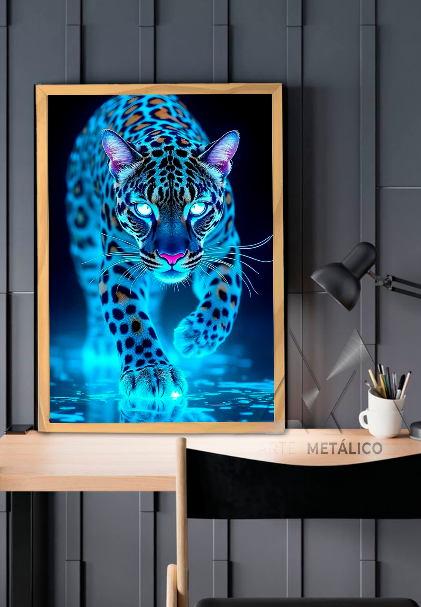 Ilustración de un leopardo en tonos neón azules y violetas, con un estilo moderno y vibrante. Perfecta para decorar cualquier espacio con un toque.