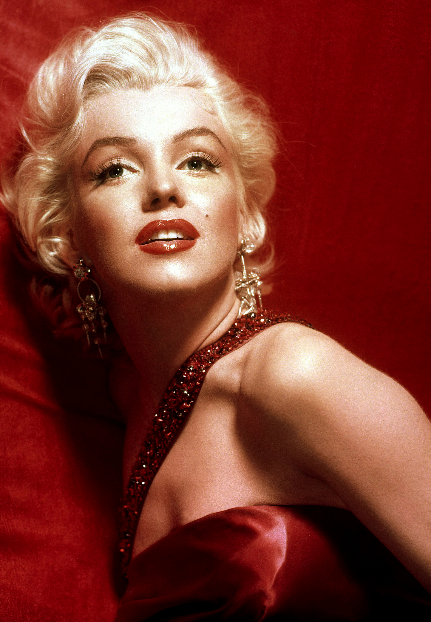 Retrato estilizado de Marilyn Monroe con tonos rojos y dorados, evocando glamour clásico. Ideal para decorar tu hogar u oficina con elegancia.