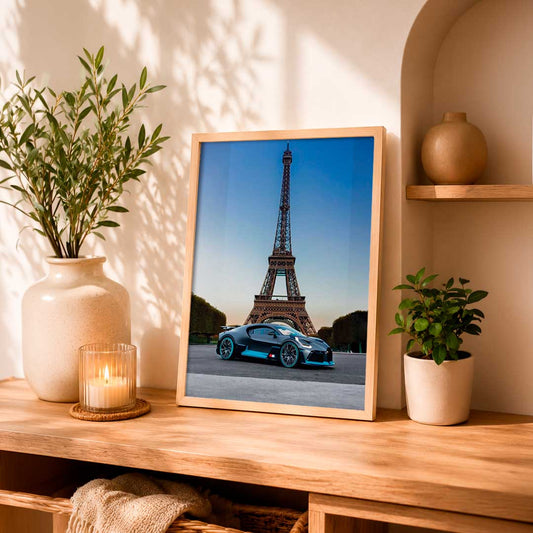Imagen artística de un auto moderno frente a la Torre Eiffel, en tonos azules y marrones cálidos. Perfecta para decorar espacios con elegancia.