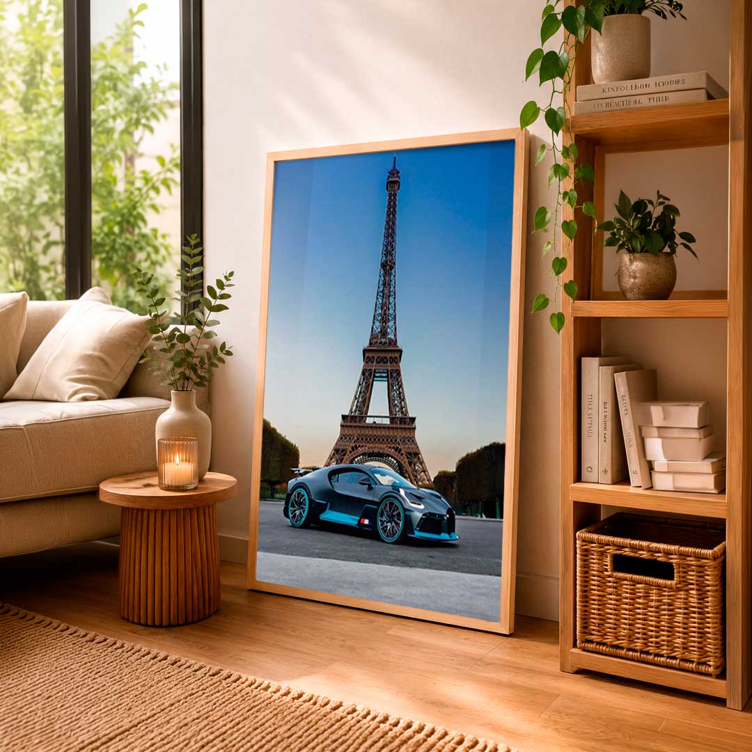 Ilustración de un auto deportivo frente a la Torre Eiffel, en estilo fotográfico con colores vibrantes. Ideal para decorar tu hogar o espacio.