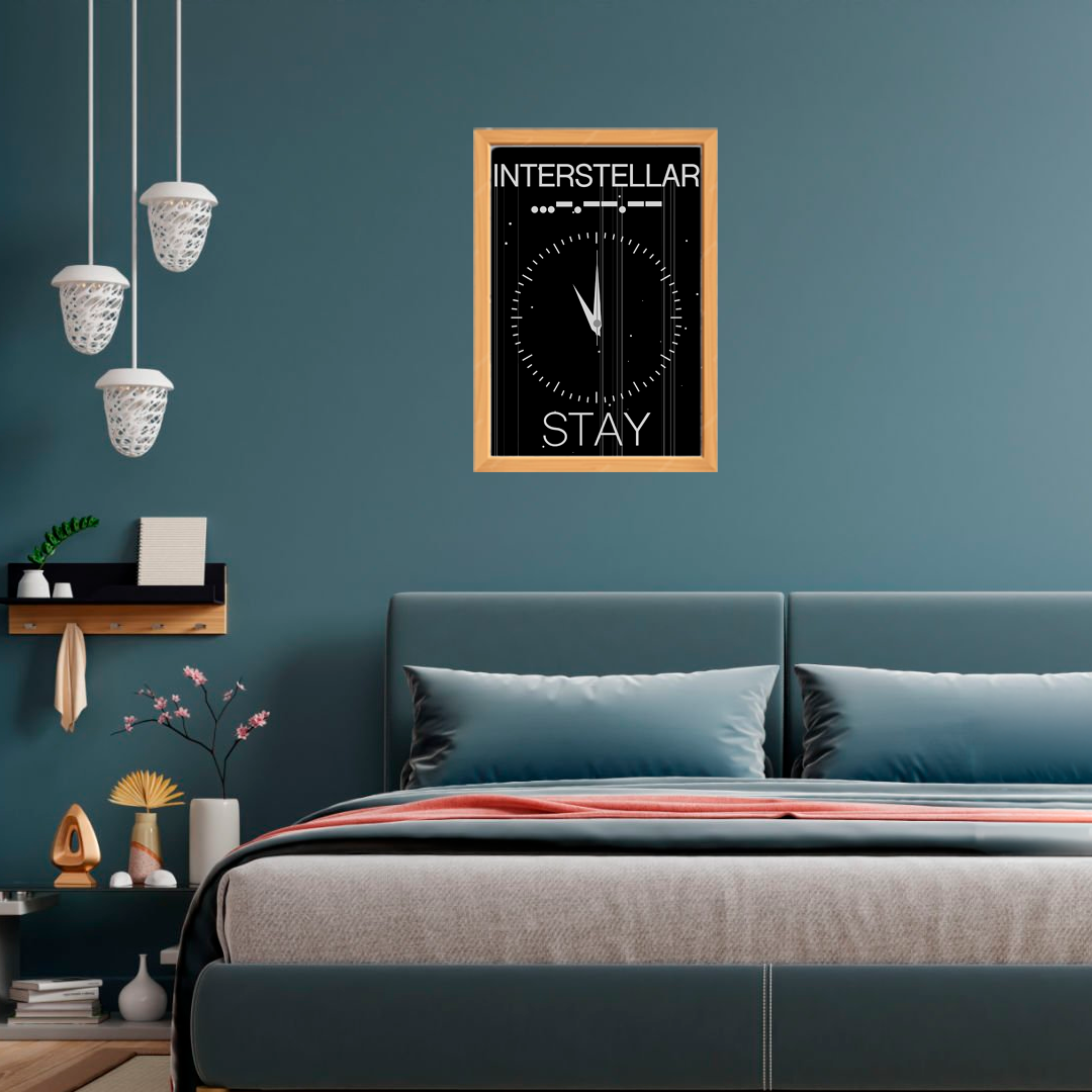 Reloj estilizado en blanco y negro con elementos espaciales. Diseño moderno y minimalista ideal para decorar tu hogar, oficina o negocio.